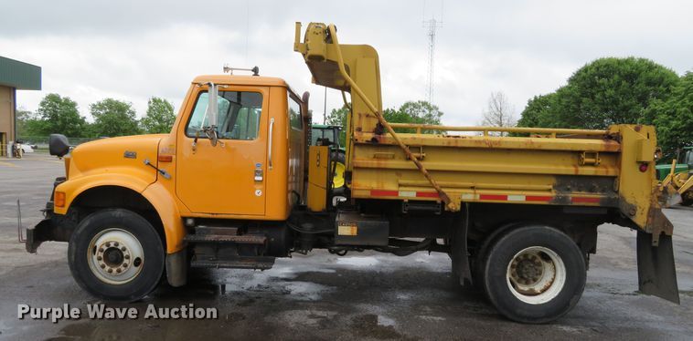 image for item DN5841 2000 International 4900  dump truck