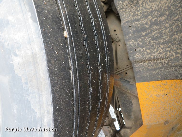 image for item DN5841 2000 International 4900  dump truck