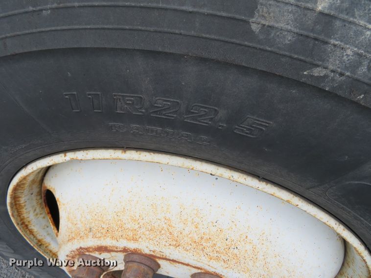 image for item DN5841 2000 International 4900  dump truck