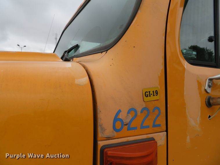 image for item DN5841 2000 International 4900  dump truck