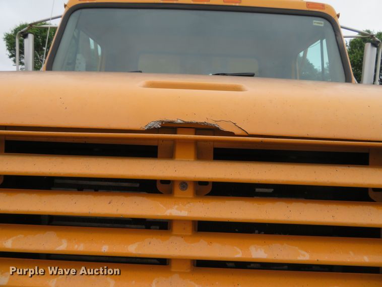 image for item DN5841 2000 International 4900  dump truck