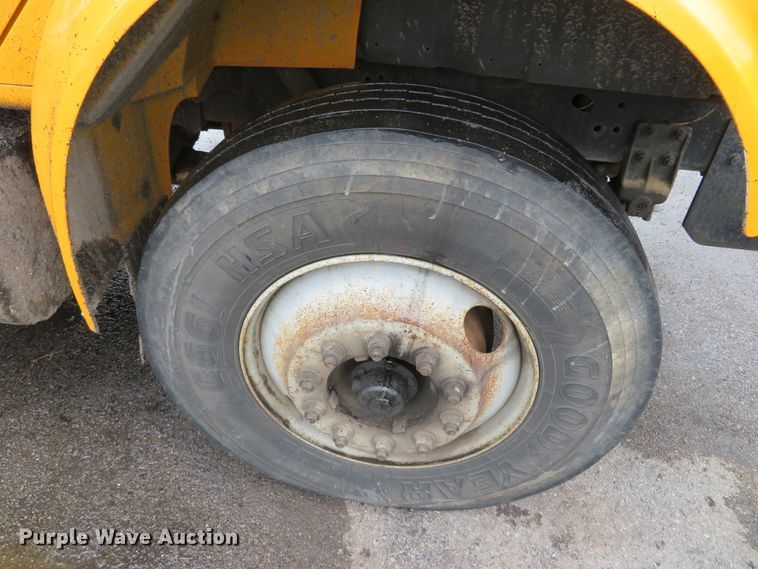 image for item DN5841 2000 International 4900  dump truck