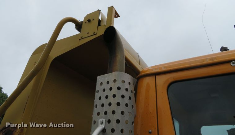 image for item DN5841 2000 International 4900  dump truck
