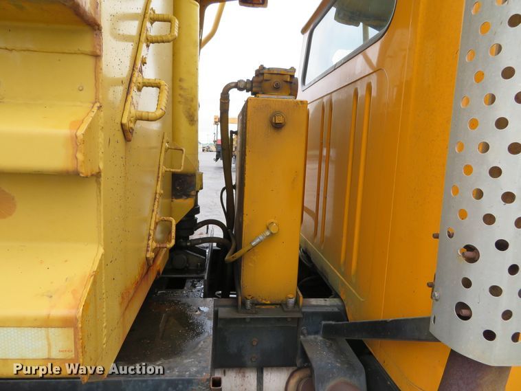 image for item DN5841 2000 International 4900  dump truck