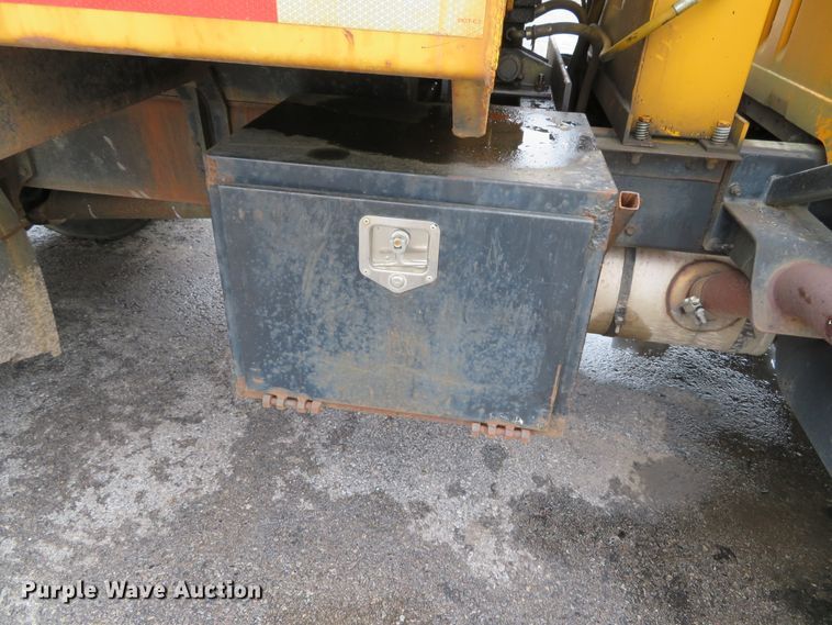 image for item DN5841 2000 International 4900  dump truck