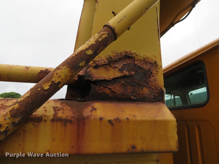 image for item DN5841 2000 International 4900  dump truck