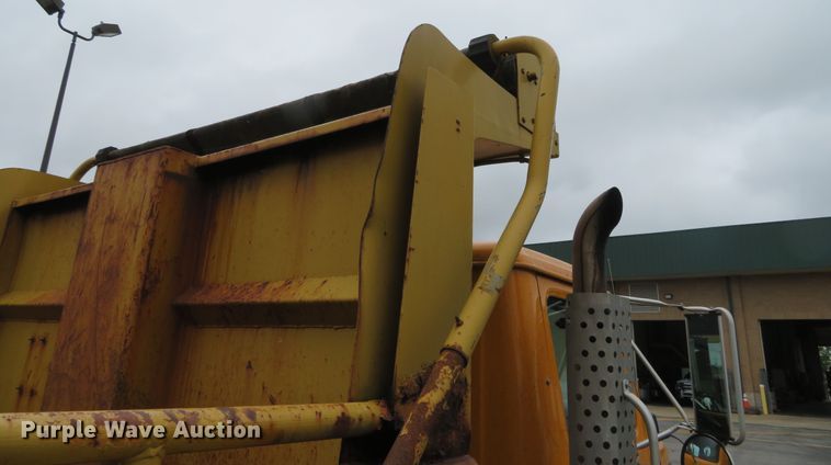 image for item DN5841 2000 International 4900  dump truck