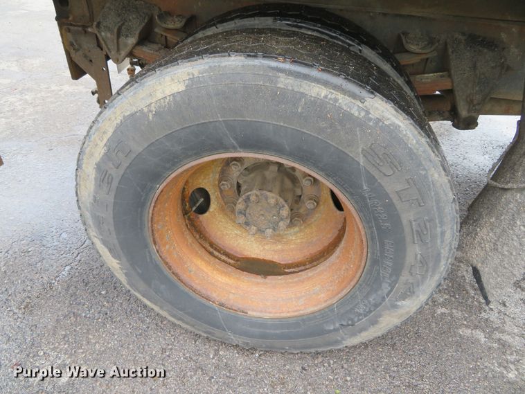 image for item DN5841 2000 International 4900  dump truck