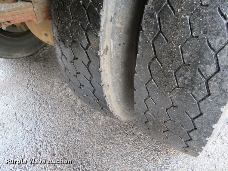 image for item DN5841 2000 International 4900  dump truck