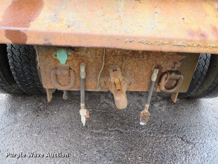 image for item DN5841 2000 International 4900  dump truck