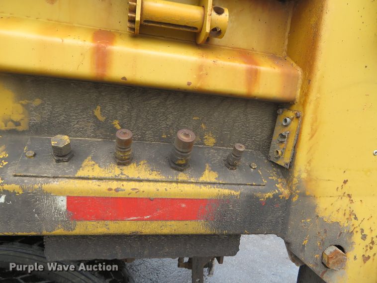 image for item DN5841 2000 International 4900  dump truck