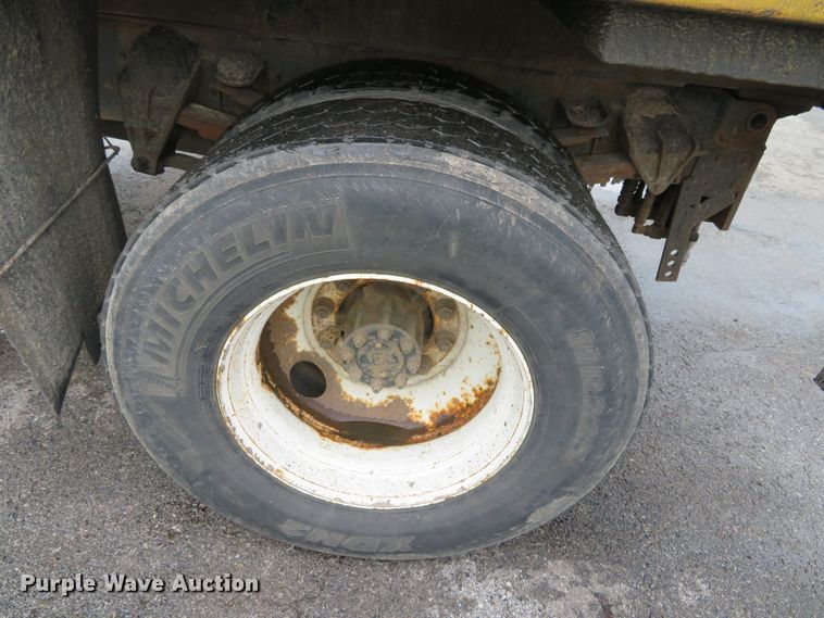 image for item DN5841 2000 International 4900  dump truck