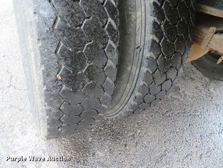 image for item DN5841 2000 International 4900  dump truck