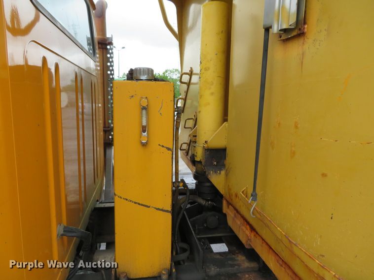 image for item DN5841 2000 International 4900  dump truck