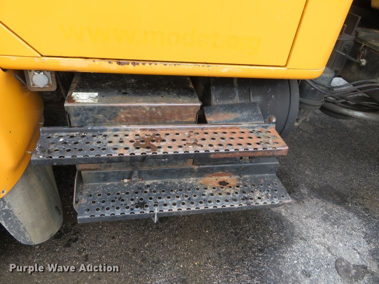 image for item DN5841 2000 International 4900  dump truck