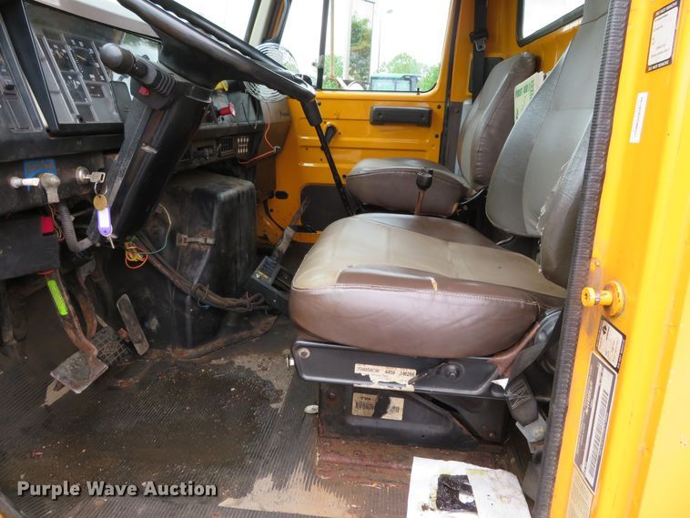 image for item DN5841 2000 International 4900  dump truck