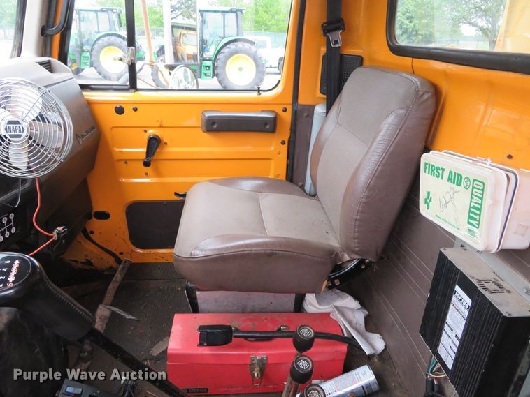 image for item DN5841 2000 International 4900  dump truck