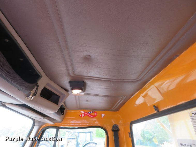 image for item DN5841 2000 International 4900  dump truck