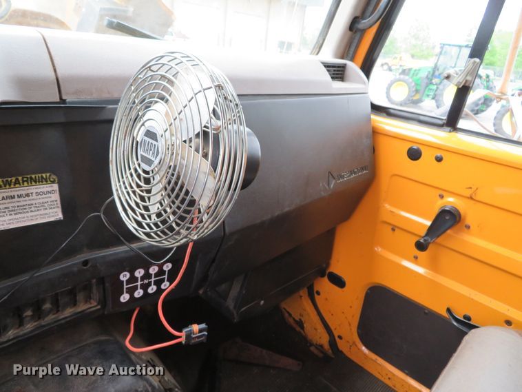 image for item DN5841 2000 International 4900  dump truck