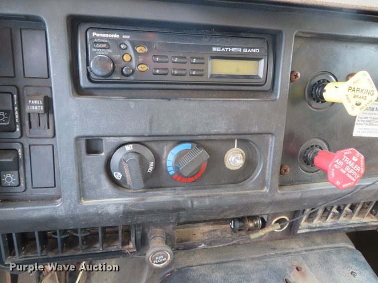 image for item DN5841 2000 International 4900  dump truck