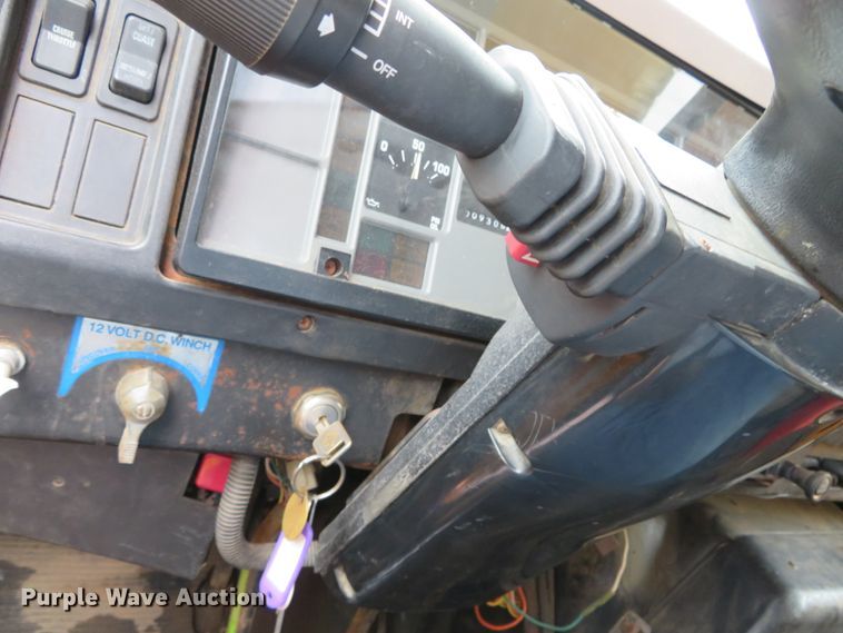 image for item DN5841 2000 International 4900  dump truck