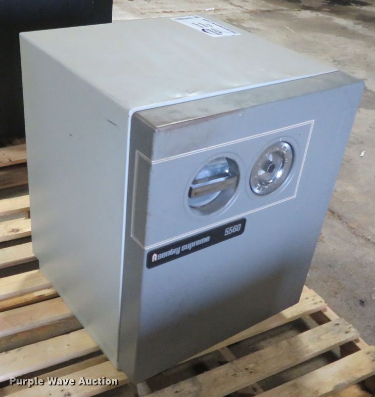image for item DN5881 Sentry Supreme 5560  safe