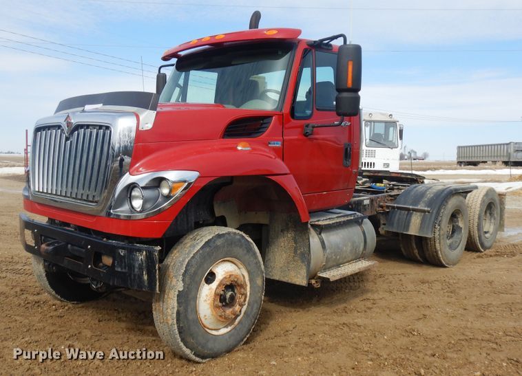 image for item H1846 2012 International 7600  semi truck