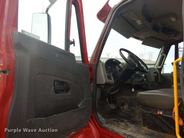 image for item H1846 2012 International 7600  semi truck