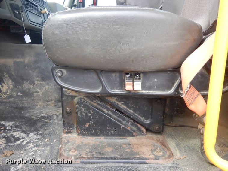 image for item H1846 2012 International 7600  semi truck