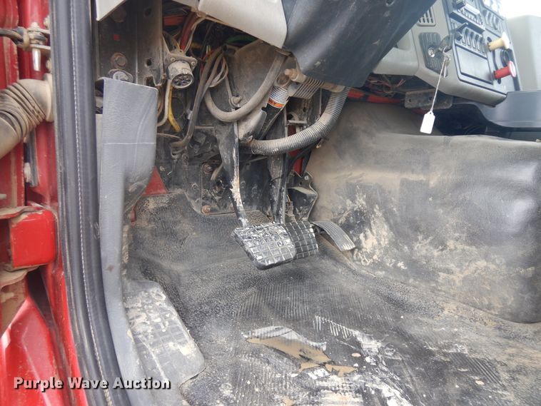 image for item H1846 2012 International 7600  semi truck