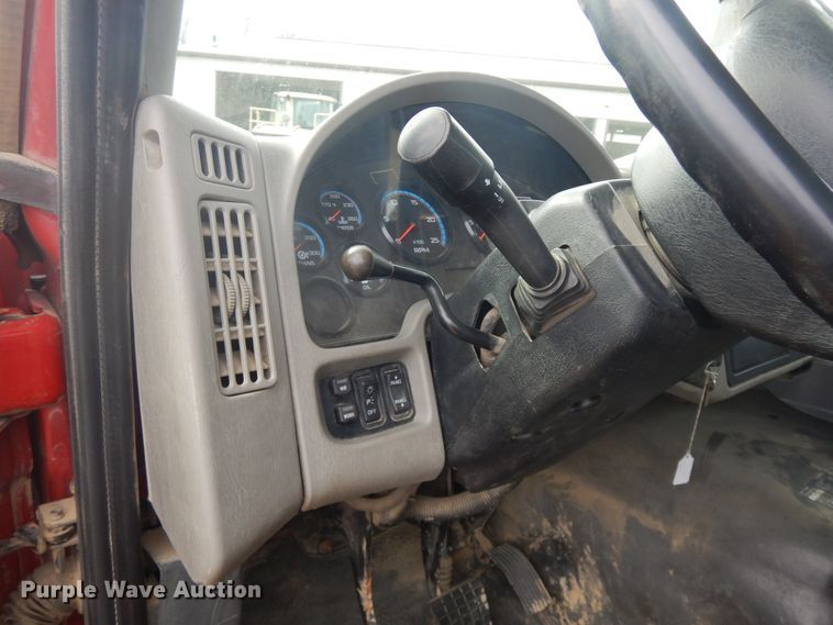 image for item H1846 2012 International 7600  semi truck