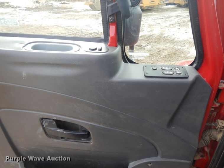 image for item H1846 2012 International 7600  semi truck