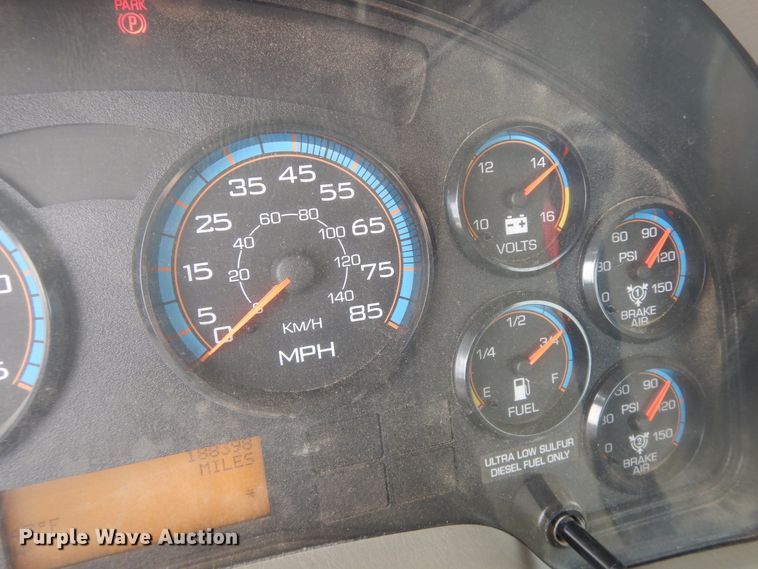 image for item H1846 2012 International 7600  semi truck