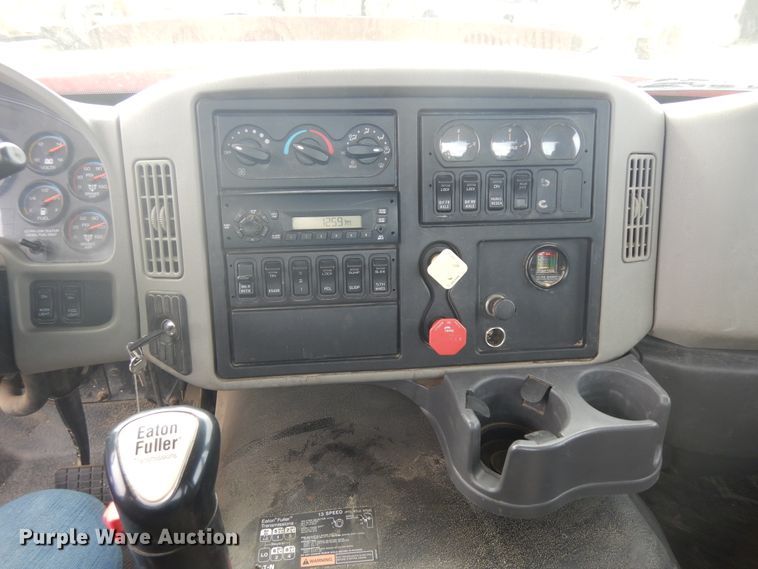 image for item H1846 2012 International 7600  semi truck