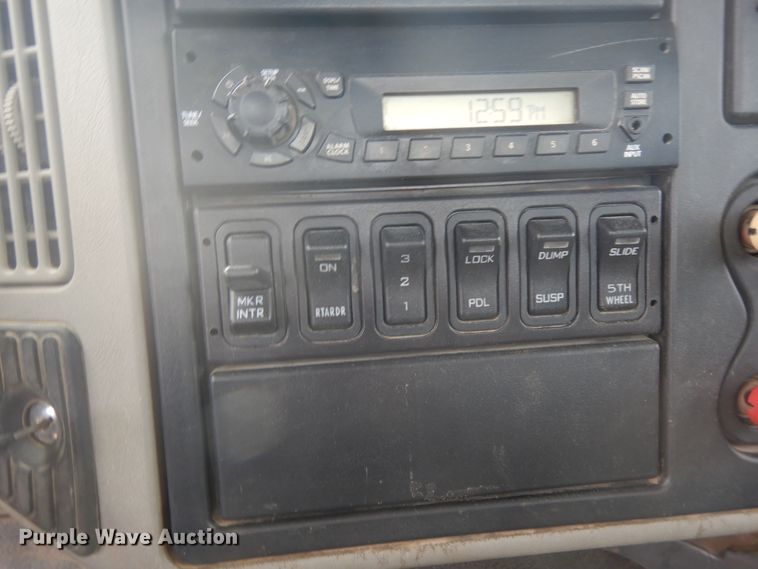 image for item H1846 2012 International 7600  semi truck