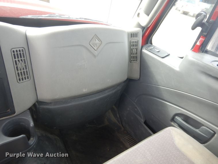 image for item H1846 2012 International 7600  semi truck