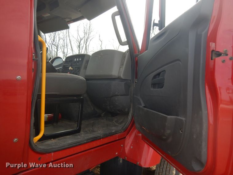 image for item H1846 2012 International 7600  semi truck