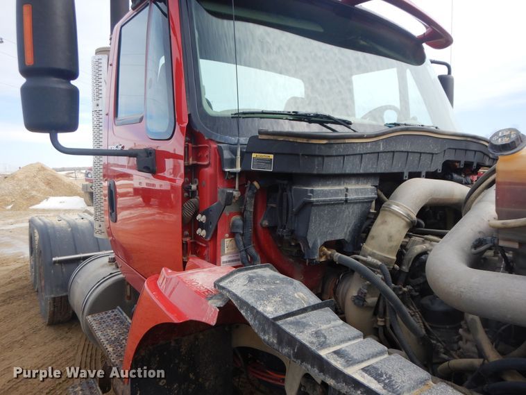 image for item H1846 2012 International 7600  semi truck