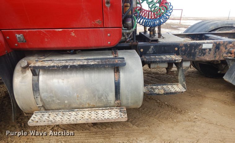 image for item H1846 2012 International 7600  semi truck