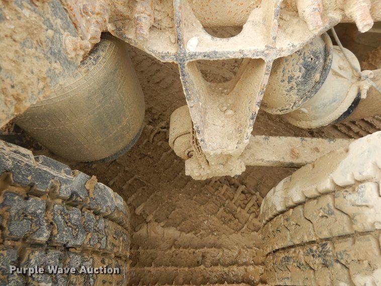 image for item H1846 2012 International 7600  semi truck