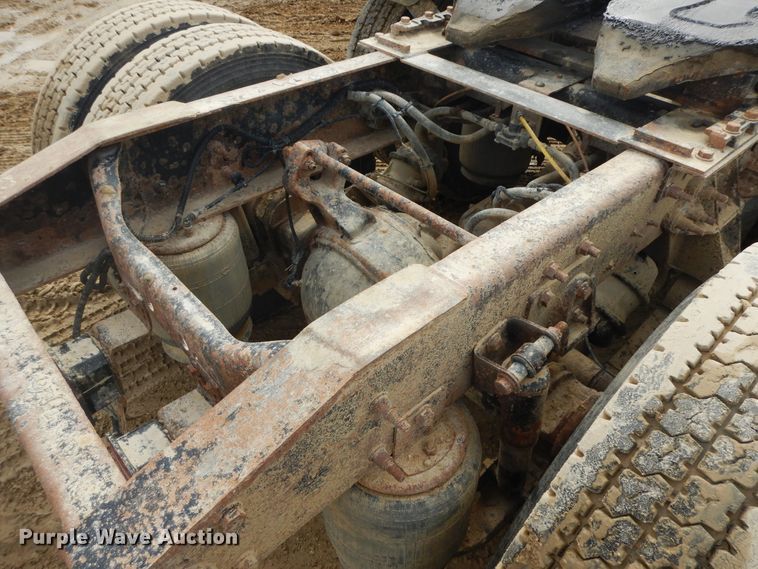 image for item H1846 2012 International 7600  semi truck