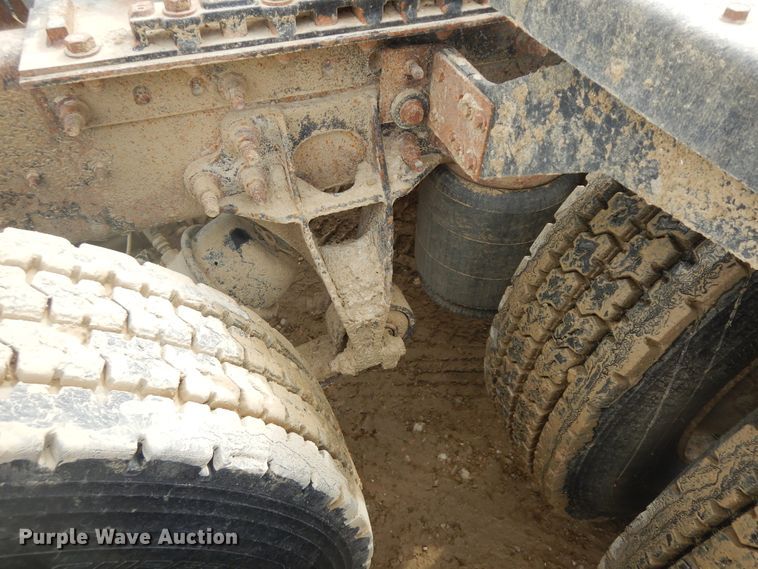 image for item H1846 2012 International 7600  semi truck