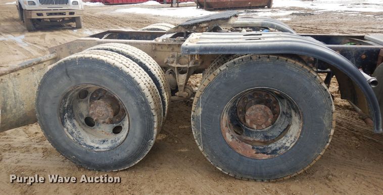 image for item H1846 2012 International 7600  semi truck