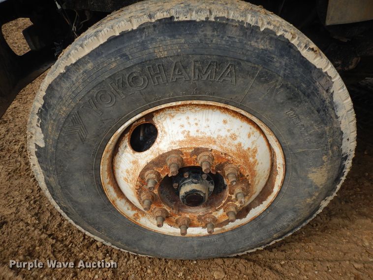 image for item H1846 2012 International 7600  semi truck