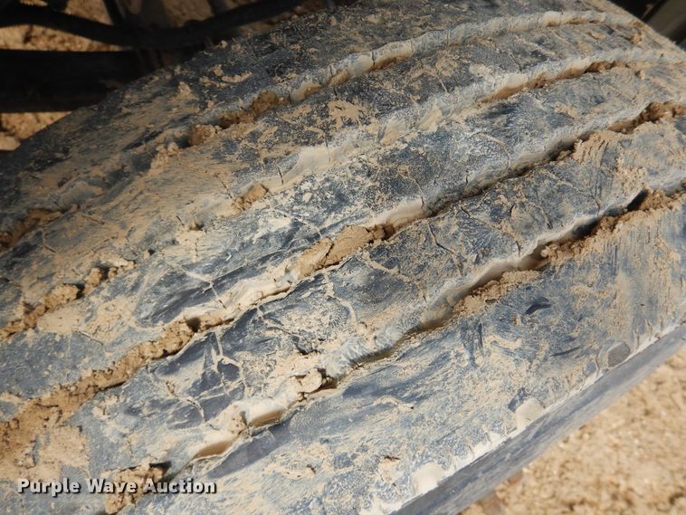 image for item H1846 2012 International 7600  semi truck