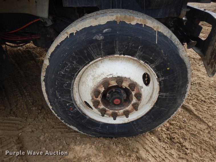 image for item H1846 2012 International 7600  semi truck