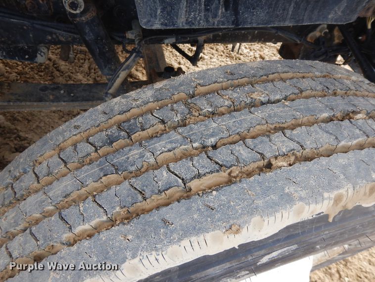 image for item H1846 2012 International 7600  semi truck