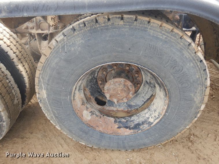 image for item H1846 2012 International 7600  semi truck