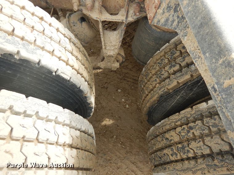 image for item H1846 2012 International 7600  semi truck