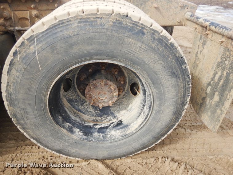 image for item H1846 2012 International 7600  semi truck